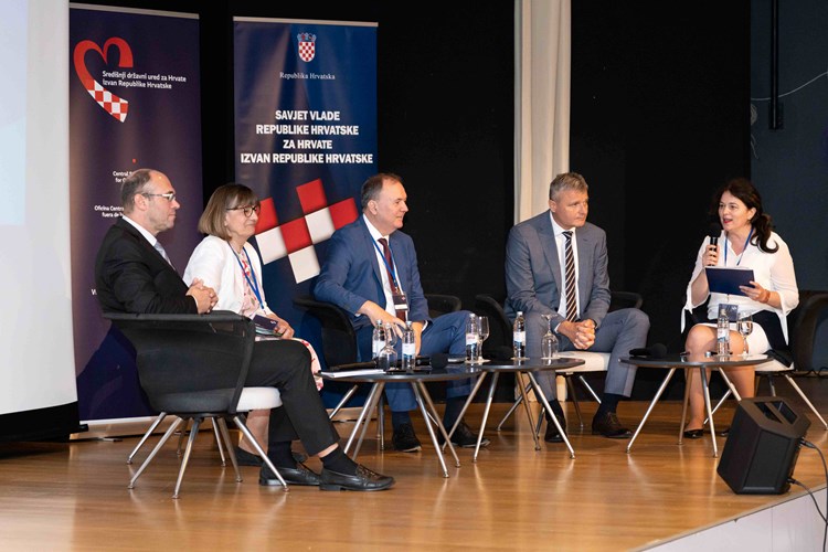 Slika Davor Ivo Stier, Zdravka Bušić, Frano Matušić, Ivan Gugan i Žana Ćorić